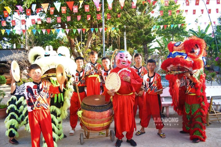 Trong những ngày Tết, đội lân “nhí” đi chúc Tết từng nhà nhằm đem may mắn cho gia chủ. Bên cạnh đó, mỗi phần biểu diễn các gia chủ sẽ lì xì cho đội lân từ 10.000 – 500.000 đồng. 