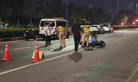 Lực lượng chức năng khám nghiệm hiện trường điều tra vụ tai nạn giao thông khiến nam công nhân tử vong. Ảnh: Đình Trọng