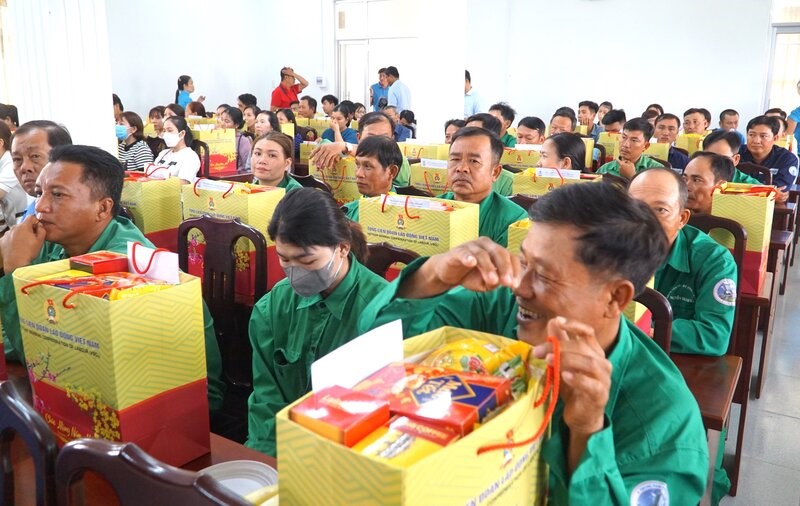 Niềm vui của công nhân lao động tại tỉnh Bạc Liêu khi vào ngày 29 Tết Giáp Thìn 2024 nhận được quà. Ảnh: Nhật Hồ