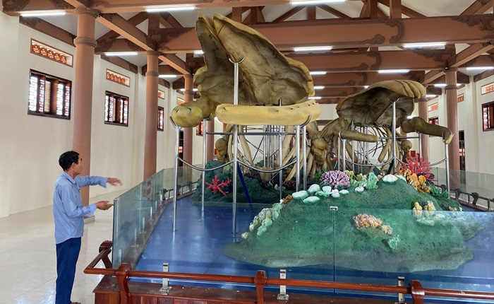 Hai bộ xương cá Ông ở Lăng Tân, thôn Đông An Vĩnh là nơi gìn giữ và phát huy giá trị văn hóa tâm linh để phục vụ nghiên cứu và phát triển du lịch. Ảnh: Ngọc Viên