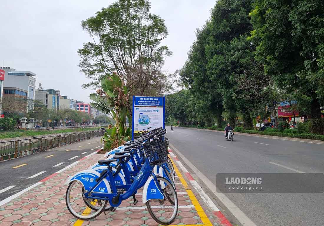 Hình ảnh ghi nhận trên đường Láng lúc hơn 16h, đoạn từ nút giao Cầu Giấy đến nút giao Lê Văn Lương.