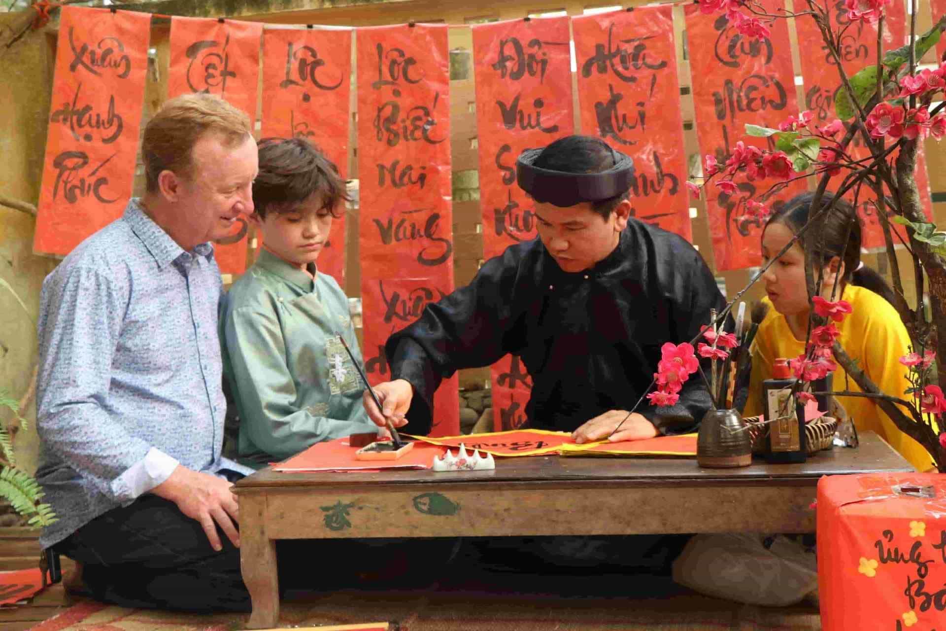 Du khách nước ngoài thích thú trải nghiệm những hoạt động trong ngày Tết khi du lịch ở Huế. Ảnh: Quảng An.