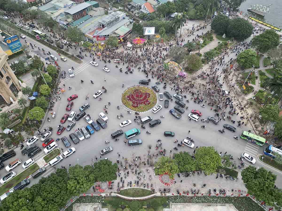 Tại khu vực ngã tư Lạc Long Quân - Nguyễn Hoàng Tôn được bố trí làm Chợ hoa xuân quận Tây Hồ. Đây là vị trí thuận lợi do có không gian rộng, đường sá thông thoáng, người mua dễ dàng tiếp cận với người bán. 
