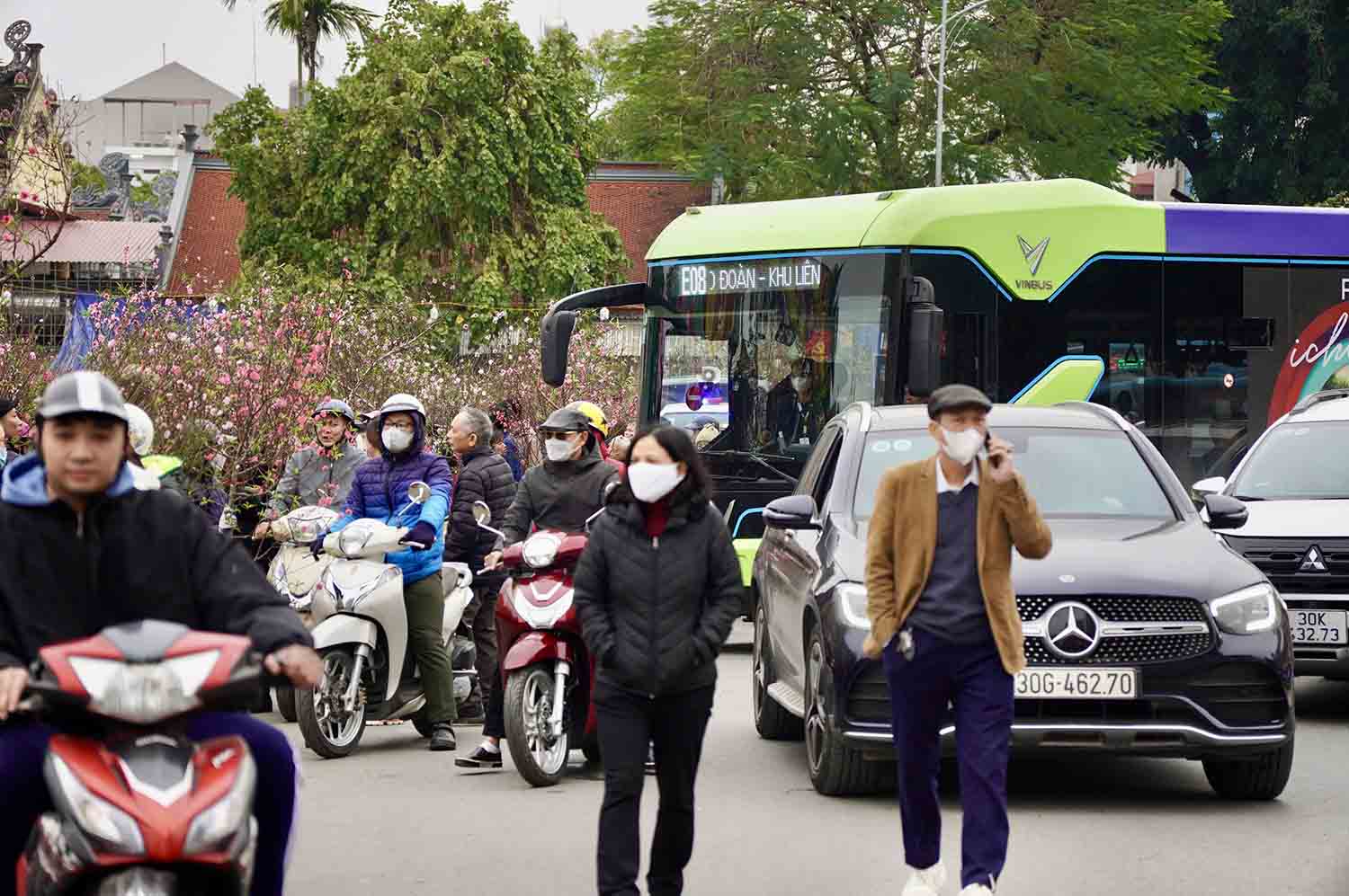 Tuy nhiên, trong ngày đầu kỳ nghỉ Tết Nguyên đán Giáp Thìn 2024, đường Lạc Long Quân (Hà Nội) ùn tắc từ sáng đến chiều muộn do lượng người đổ về mua hoa, sắm Tết quá đông. 