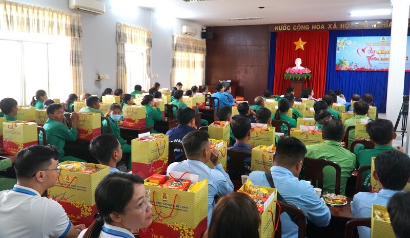 Công nhân lao động, khó khăn taij tỉnh Bạc Liêu đều nhận được quà Tết Giáp Thìn 2024. Ảnh: Nhật Hồ