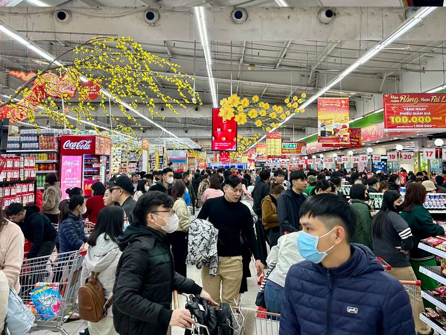 Chỉ còn 1 ngày nữa là đến Tết Nguyên đán Giáp Thìn 2024, thế nhưng rất nhiều người dân đổ về các trung tâm thương mại, siêu thị lớn ở Hà Nội để mua sắm.