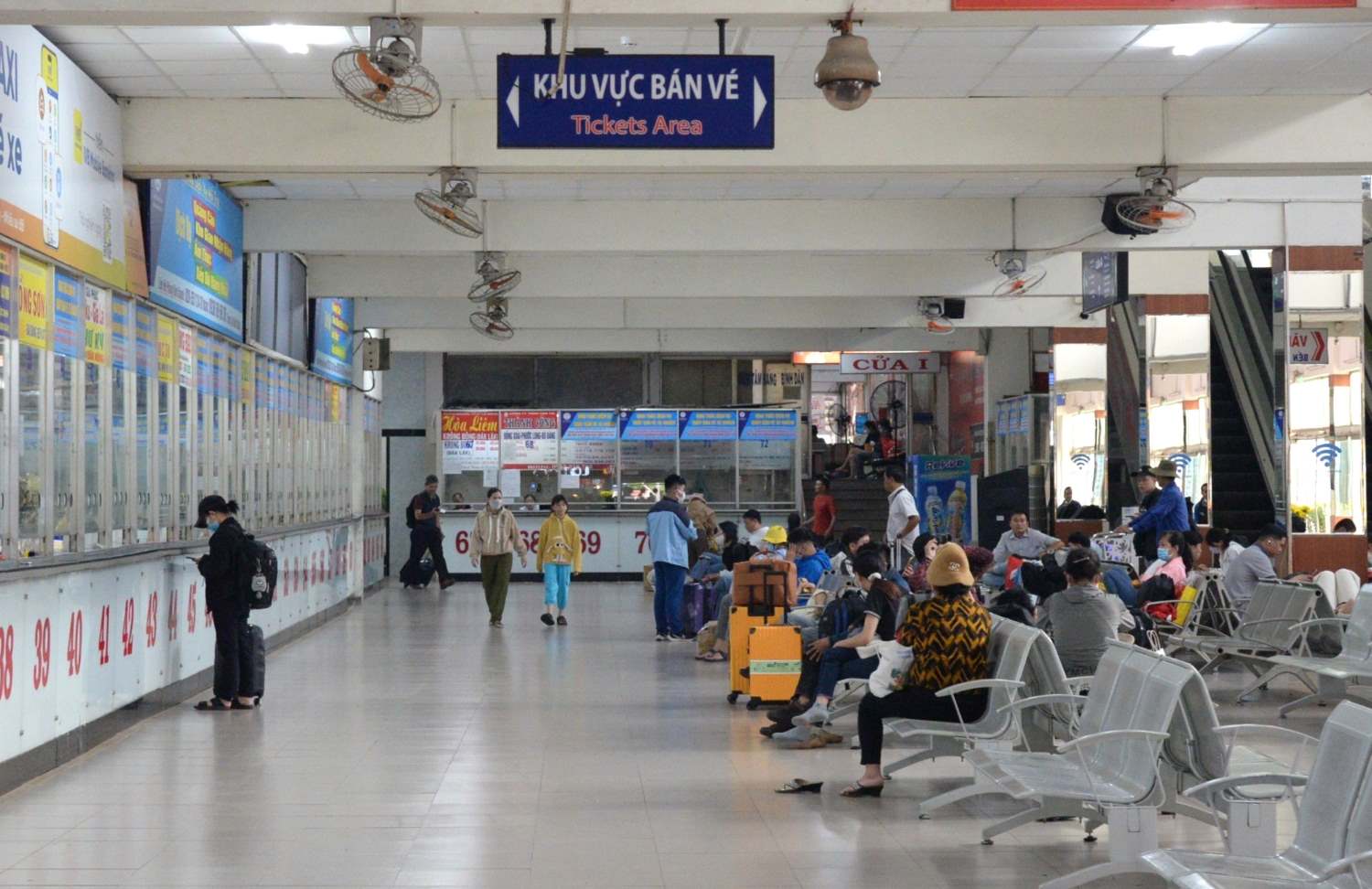 Chiều ngày 8.2, ghi nhận tại bến xe Miền Đông (quận Bình Thạnh) các quầy vé khá vắng khách hỏi mua, nhiều quầy đã đóng cửa. 