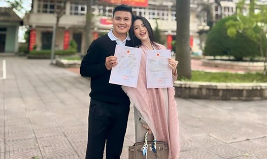 Chu Thanh Huyền và Quang Hải khoe giấy đăng ký kết hôn. Ảnh: Facebook nhân vật.