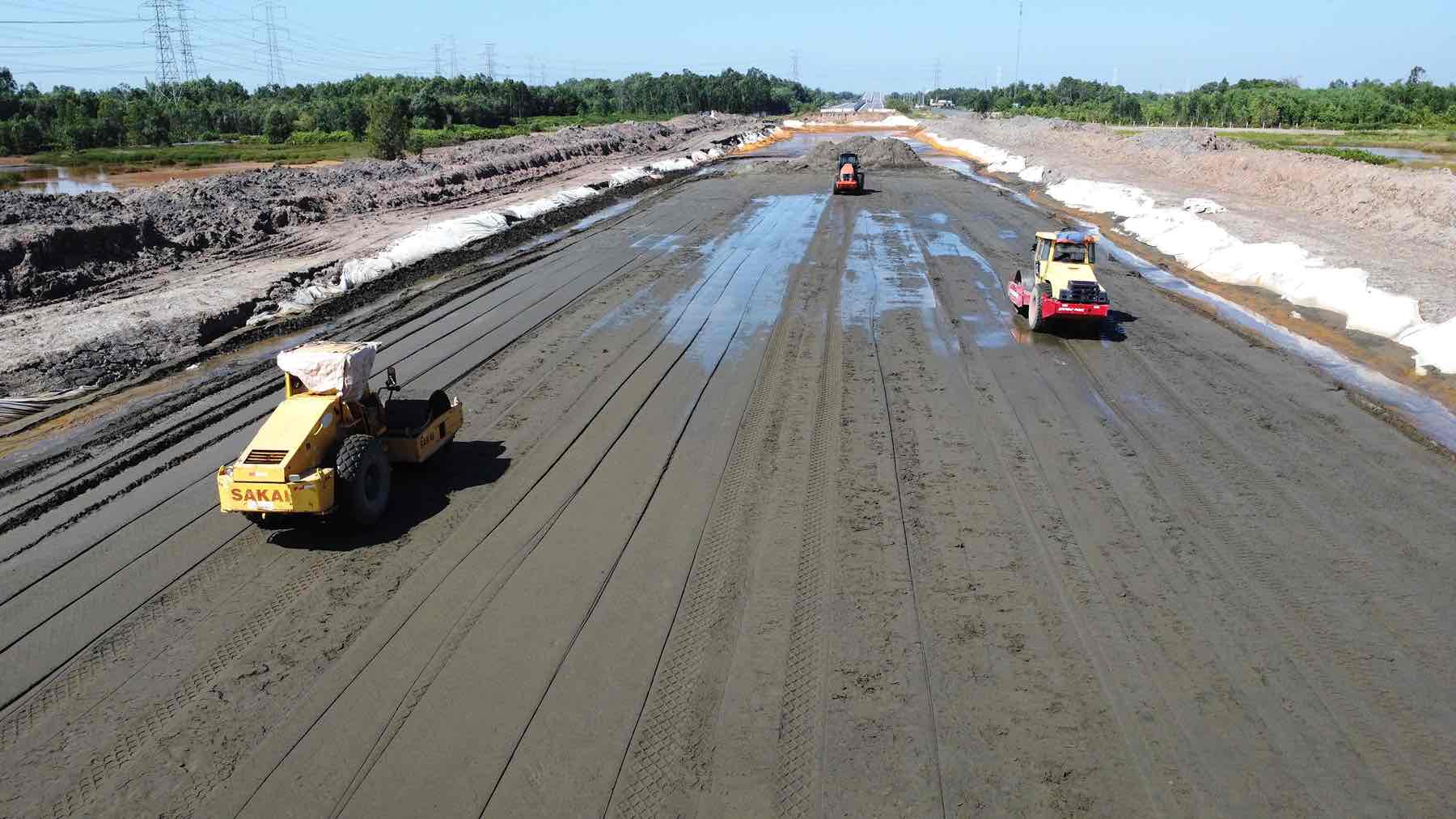 Thi công gói thầu A6 trên cao tốc Bến Lức - Long Thành đoạn phía Đông qua tỉnh Đồng Nai. Ảnh: Hà Anh Chiến