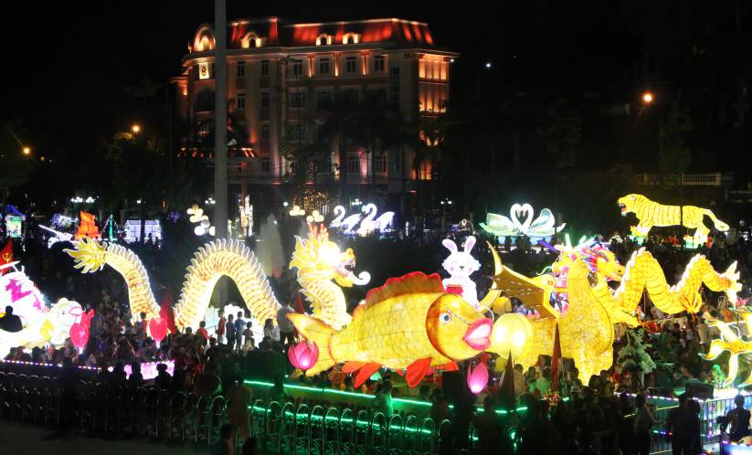 Hàng trăm mô hình đèn Trung thu khổng lồ rực rỡ trên đường phố Tuyên Quang. Ảnh: NGUYỄN TÙNG