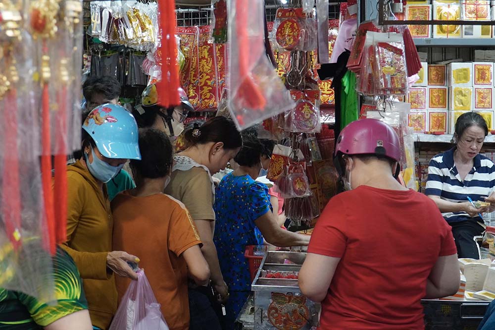 Tại một quầy hàng bên trong khu chợ, lượng khách ra vào khá đông đúc và nhộn nhịp. Theo một tiểu thương, mấy ngày trước còn khá vắng khách mua, hôm nay cận ngày nên khách có tăng hơn.