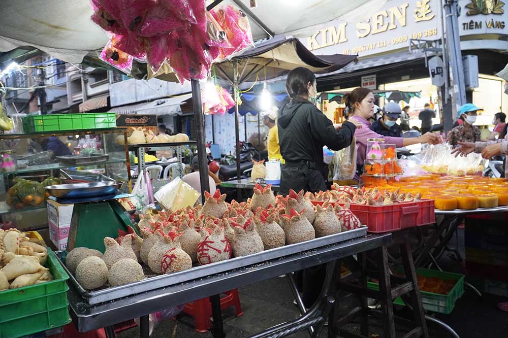 Ngoài vàng mã, các loại bánh cũng được nhiều người chọn mua để trang trí mâm cúng.