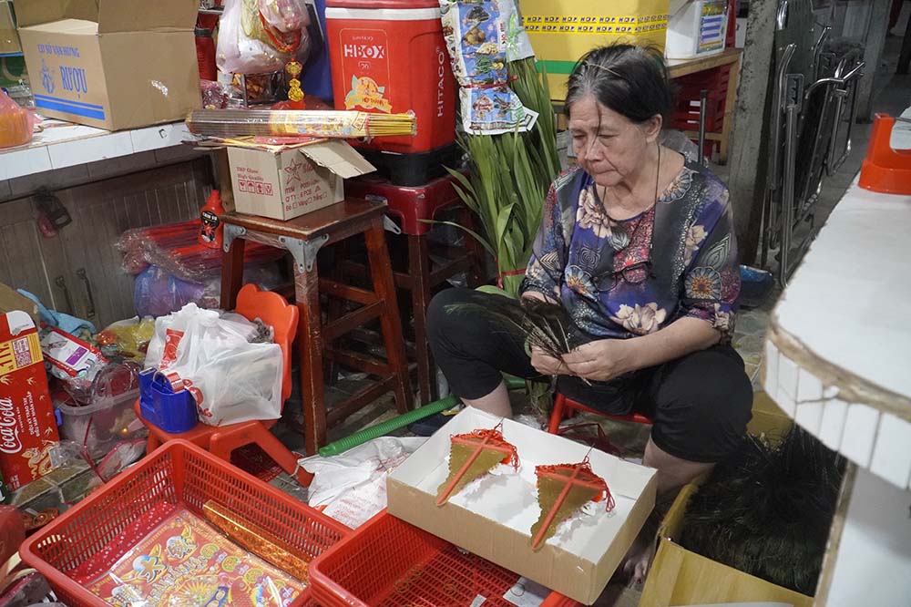 “Năm nào ngày 29 cũng khá đông người mua đồ cúng Giao thừa. Tuy nhiên, năm nay tôi cảm thấy bán chậm hơn mọi năm. Tôi ráng bán thêm sáng mai (30 Tết) rồi mới về đón Giao thừa cùng gia đình“, bà Lý Thị Tư chia sẻ.