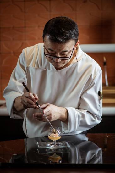 Bếp trưởng Yamaguchi Hiroshi của nhà hàng 1 sao Michelin - Hibana by Koki ưu tiên việc duy trì chất lượng dịch vụ và món ăn tốt nhất.  Ảnh: SÀI GÒN