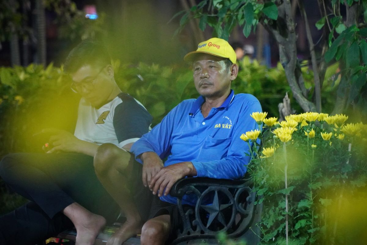 Ánh mắt thể rõ thiếu ngủ của ông Nguyễn Văn Do (54 tuổi, quê Bến Tre). Ông Do cho biết, những ngày vừa qua, mỗi ngày ông chỉ ngủ từ 3-4h đồng hồ. 