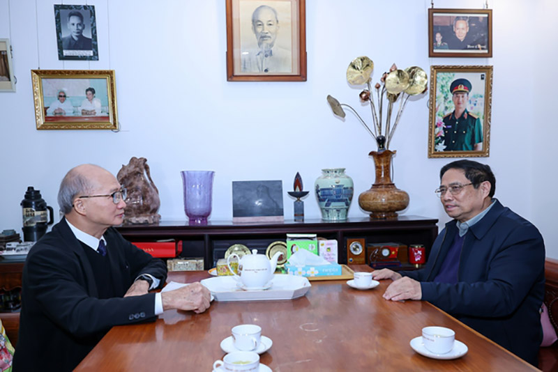 Thủ tướng Chính phủ Phạm Minh Chính thăm hỏi tình hình đời sống, công tác của thân nhân cố Thủ tướng Chính phủ Phạm Văn Đồng. Ảnh: Nhật Bắc