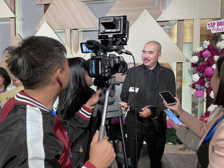 Đạo diễn Bùi Thạc Chuyên trả lời phỏng vấn báo chí ngay trong đêm trao giải LHP Việt Nam lần thứ 23. Ảnh: VIỆT VĂN