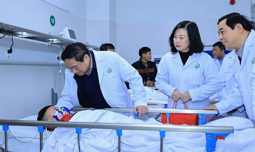Thủ tướng Chính phủ Phạm Minh Chính thăm, động viên bệnh nhân tại Phòng khám cấp cứu của Bệnh viện Việt Đức. Ảnh: Nhật Bắc