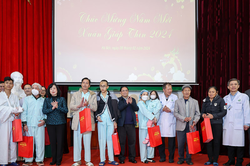 Thủ tướng Chính phủ Phạm Minh Chính tặng quà các bệnh nhân đang điều trị tại Bệnh viện Hữu nghị Việt Đức. Ảnh: Nhật Bắc