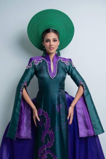 Luciana Fuster mặc áo dài Việt Nam của nhà thiết kế Vũ Lan Anh.
