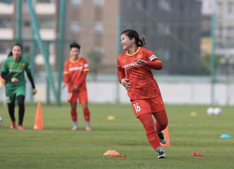 Tiền vệ Dương Thị Vân luôn thi đấu tự tin, nỗ lực và bằng tất cả đam mê với trái bóng tròn.  Ảnh: MINH DÂN