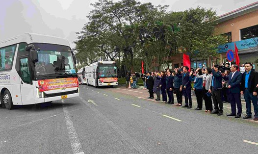 Lãnh đạo Ủy ban Nhân dân Thành phố Hà Nội và Liên đoàn Lao động Thành phố tiễn công nhân về quê với mong muốn  ăn Tết an toàn, tiết kiệm, chấp hành Luật giao thông. Ảnh: Kiều Vũ