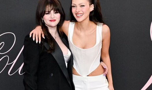 Selena Gomez đến ủng hộ buổi ra mắt phim mới của cô bạn thân Nicola Peltz. Ảnh: Xinhua