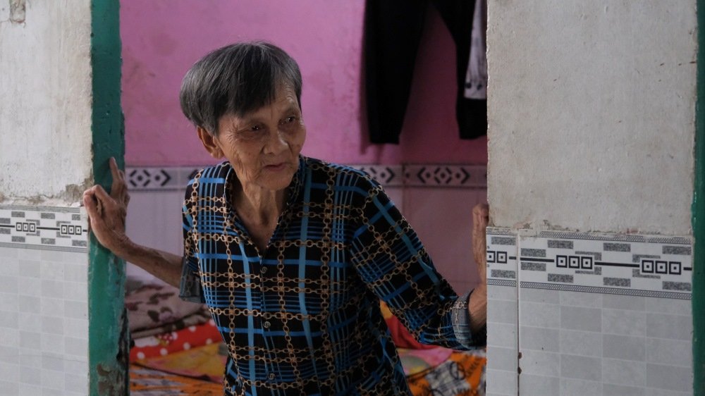 Tết đến, bà Thiệt vẫn lủi thủi một mình nơi xóm chạy thận Cần Thơ. Ảnh:  Phong Linh