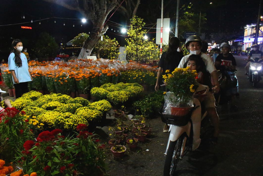 Một góc tuyến đường chợ hoa Xuân TP Long Xuyên tại địa phận phường Mỹ Xuyên. Ảnh: Lục Tùng