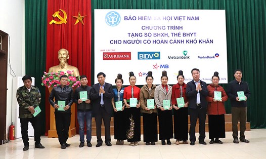 Lãnh đạo BHXH Việt Nam và UBND huyện Mai Sơn (Hoà Bình) trao tặng sổ BHXH cho người dân. Ảnh: BHXHVN