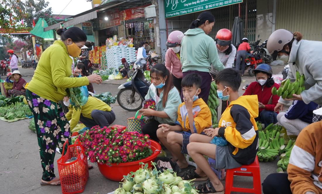 Tranh thủ phiên chợ cuối năm đông khách, những đứa trẻ cũng theo mẹ ra chợ bán. 