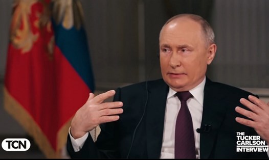 Tổng thống Nga Vladimir Putin trong cuộc phỏng vấn với nhà báo Mỹ Tucker Carlson. Ảnh: Tucker Calrson