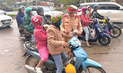 Cảnh sát giao thông Đà Nẵng tiếp sức cho người dân về quê đón Tết