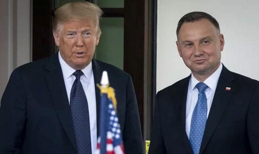 Ông Donald Trump (trái) - khi đó là tổng thống Mỹ - chào đón Tổng thống Ba Lan Andrzej Duda tại Nhà Trắng tháng 6.2020. Ảnh chụp màn hình Newsweek