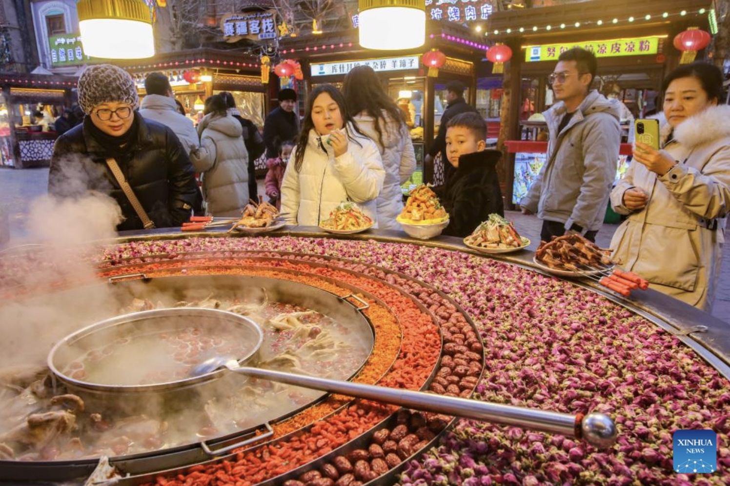 Chợ đêm ở thành phố cổ Kashgar, khu tự trị Duy Ngô Nhĩ Tân Cương, phía tây bắc Trung Quốc. Ảnh: Xinhua