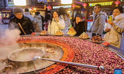Chợ đêm ở thành phố cổ Kashgar, khu tự trị Duy Ngô Nhĩ Tân Cương, phía tây bắc Trung Quốc. Ảnh: Xinhua