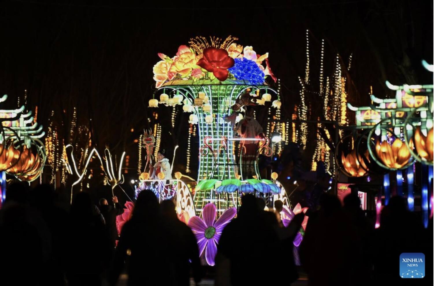 Những chiếc đèn lồng rực rỡ được trang trí theo nhiều chủ đề khác nhau, gợi không khí đón Tết rộn ràng ở các đô thị khắp Trung Quốc. Ảnh: Xinhua