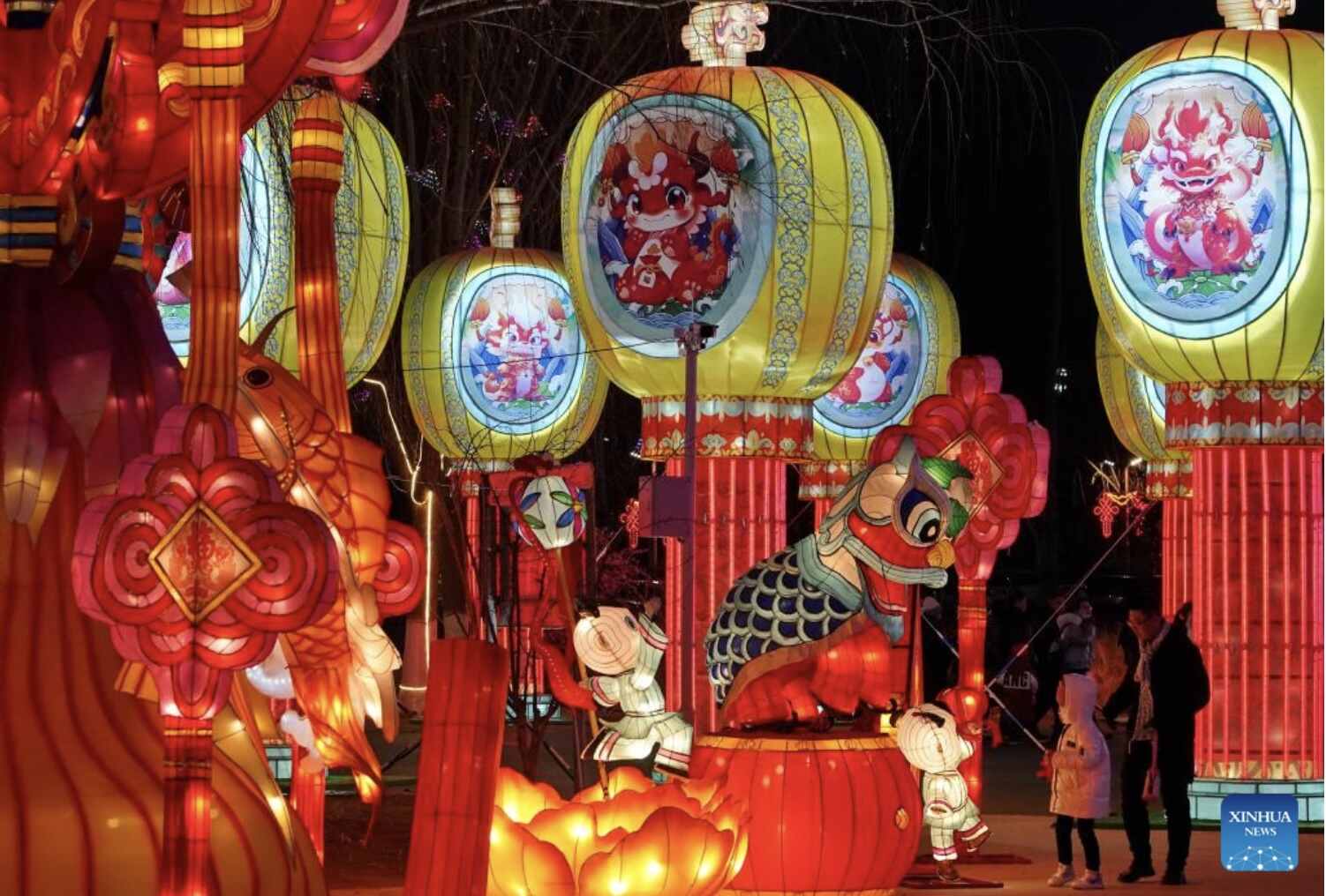 Nhiều thành phố của Trung Quốc được trang trí bằng những chiếc đèn lồng được thắp sáng rực rỡ để đón Tết. Ảnh: Xinhua