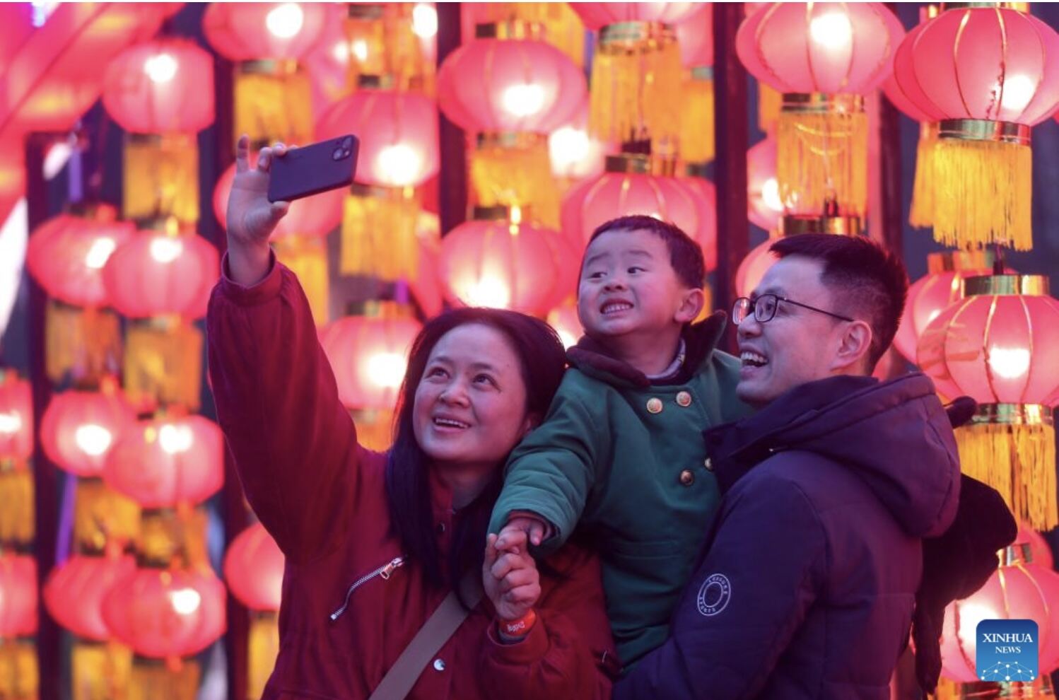 Du khách chụp ảnh trong lễ hội đèn lồng ở Quý Dương, tỉnh Quý Châu, phía tây nam Trung Quốc. Ảnh: Xinhua