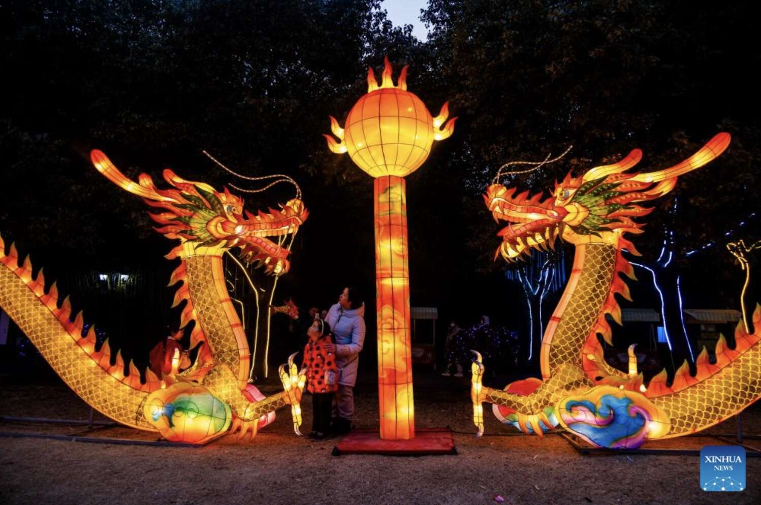 Du khách ngắm đèn lồng ở thành phố Thái Châu, tỉnh Giang Tô, phía đông Trung Quốc. Ảnh: Xinhua