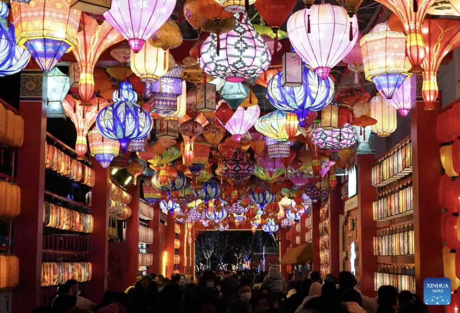Du khách tham quan lễ hội đèn rồng ở Tần Hoàng Đảo, tỉnh Hà Bắc. Ảnh: Xinhua