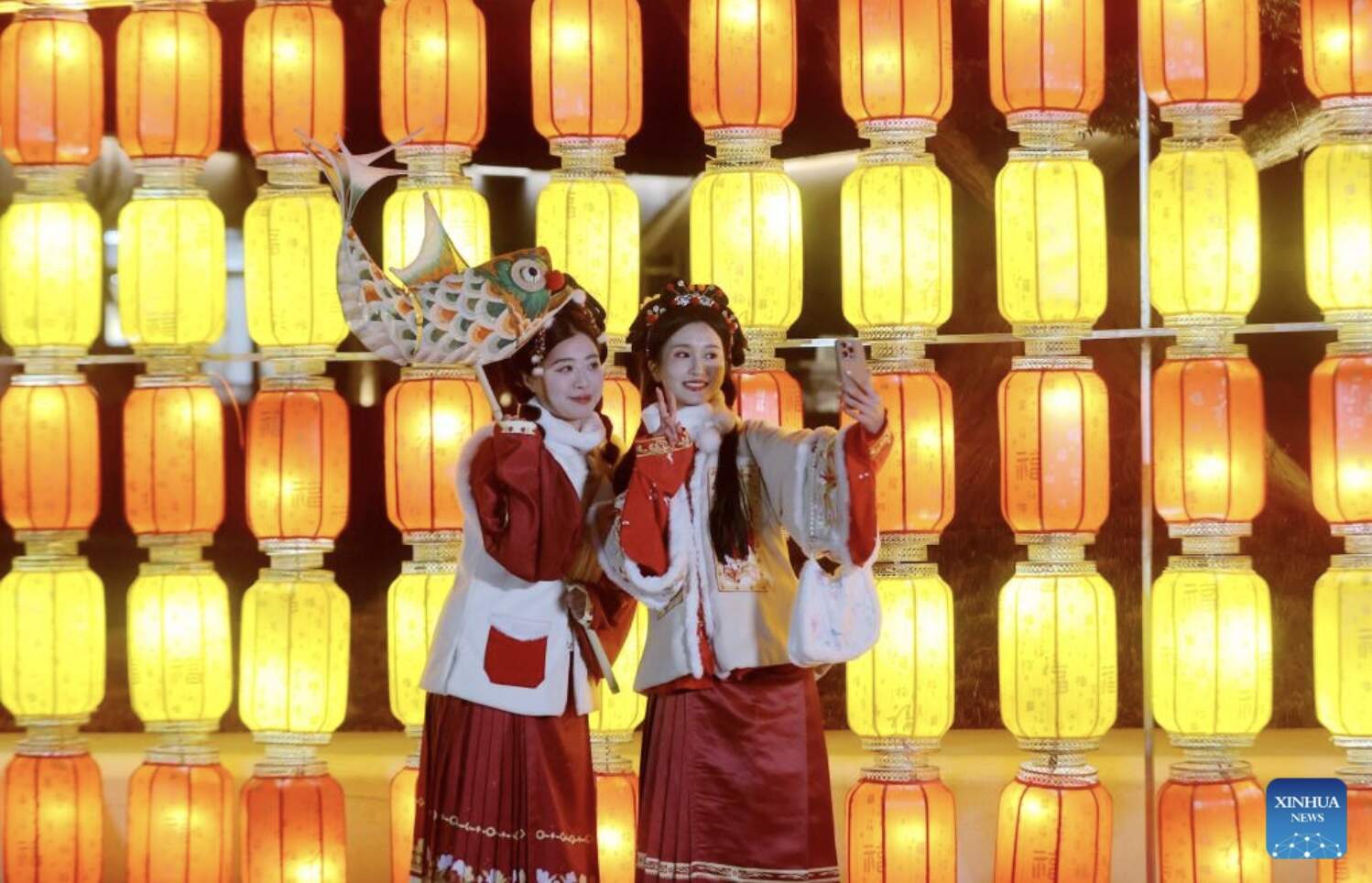 Du khách chụp ảnh trong lễ hội đèn lồng ở huyện Deqing, tỉnh Chiết Giang, phía đông Trung Quốc. Ảnh: Xinhua