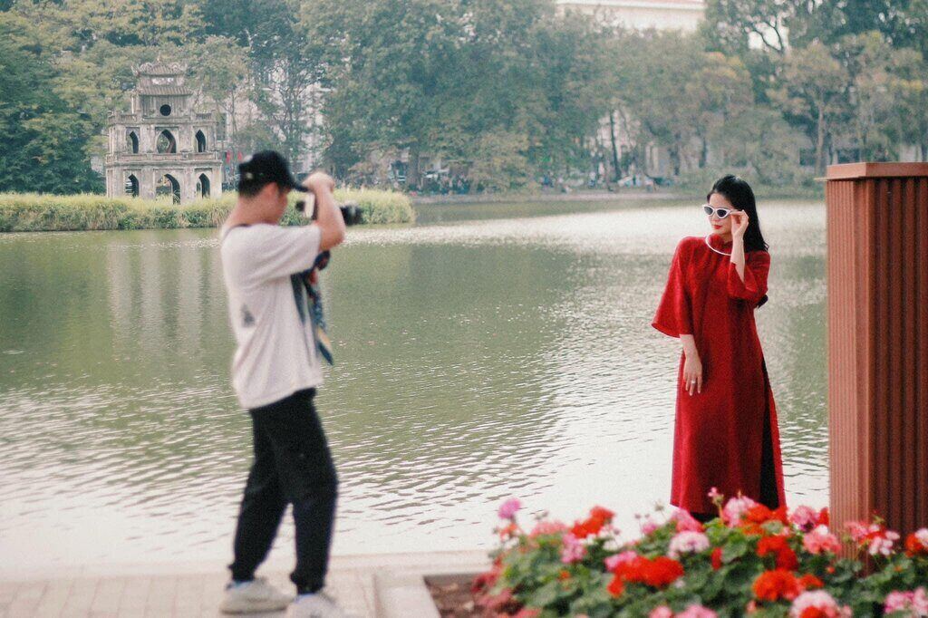 Thủ đô Hà Nội Từ là trái tim của cả nước, chiếc áo dài thướt tha được nhiều bạn trẻ tranh thủ dạo phố những ngày cuối năm giữa tiết trời se lạnh. 