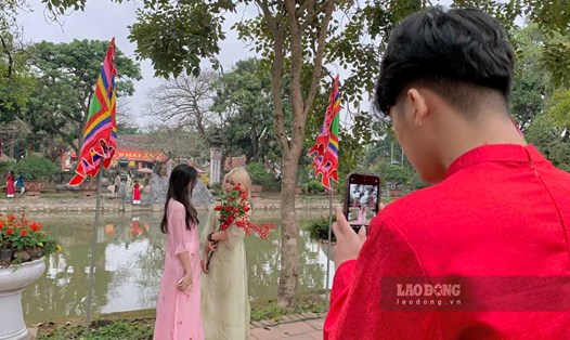 Giới trẻ thuê áo dài chụp ảnh Tết ngày cuối năm ở đền Trần Nam Định. Ảnh: Lương Hà