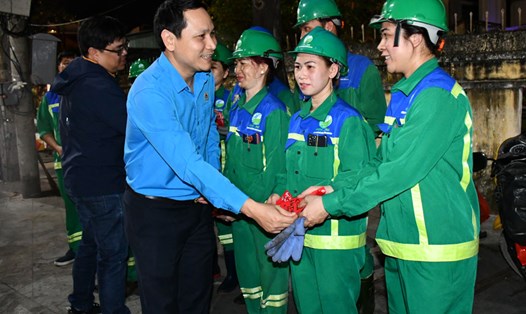 Chủ tịch LĐLĐ Bình Định Hà Duy Trung trao quà cho nhóm công nhân môi trường đô thị. Ảnh: Xuân Nhàn