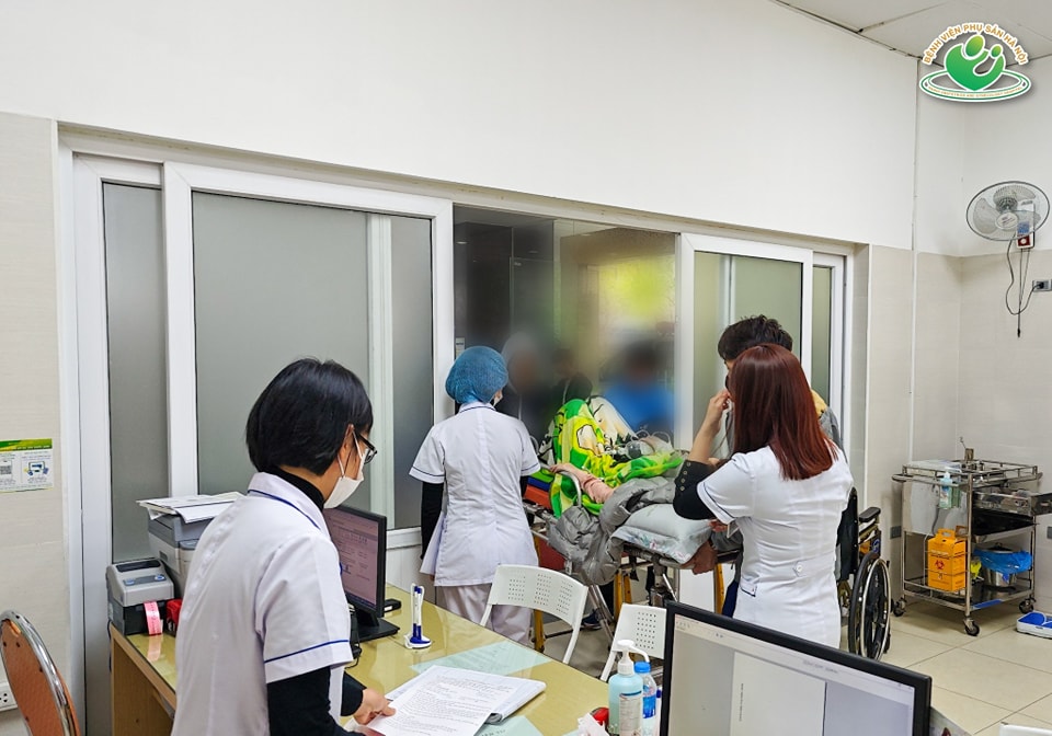 Các bác sĩ Bệnh viện Phụ sản Hà Nội trực cấp cứu, điều trị ngày 30 Tết. Ảnh: BVCC