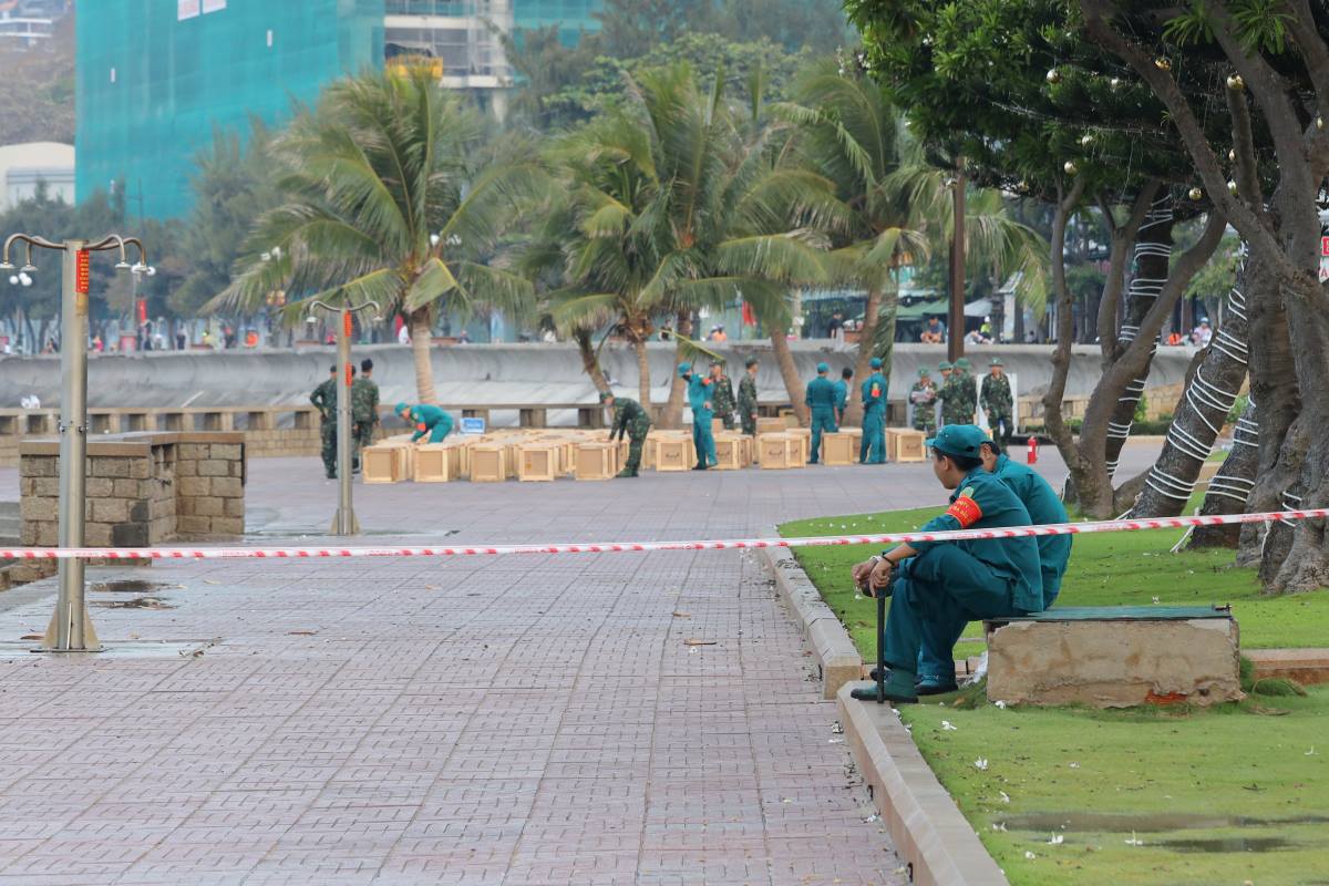Ngoài khu vực đường bộ, trong công viên cũng được căng dây để cảnh giới, hạn chế người vào khu vực tổ chức bắn pháo hoa. Ảnh: Toàn Phạm