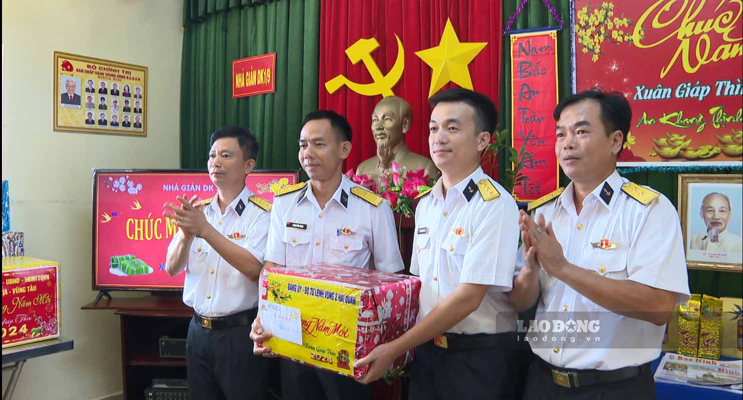 Đại tá Trần Chí Tâm, Phó tham mưu trưởng Vùng 2 Hải quân - trưởng đoàn công tác (ngoài cùng bên trái) tặng quà, chúc Tết các cán bộ, chiến sĩ trên nhà giàn.
