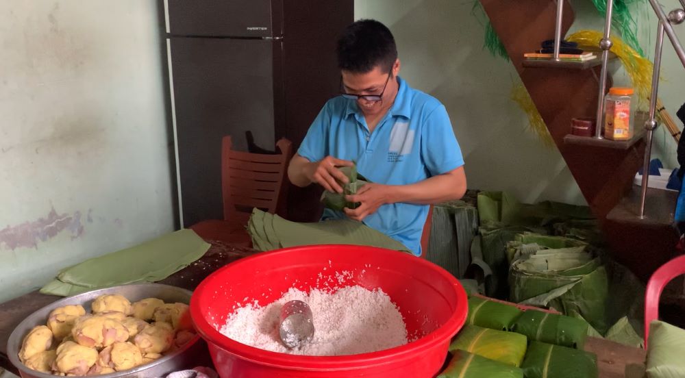Xóm bánh chưng, bánh tét Đà Nẵng tất bật ngày 30 Tết. Ảnh: Trần Thi