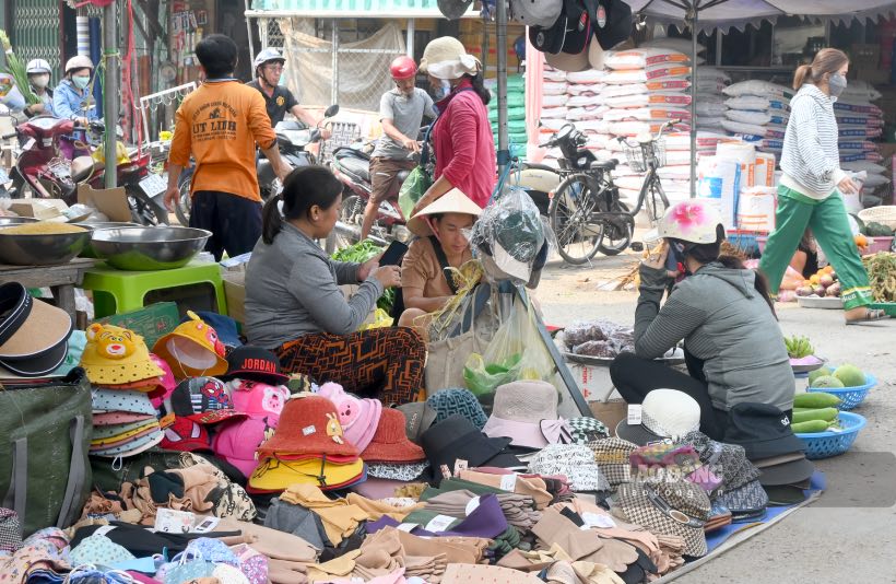 Ngày 9.2 (nhằm 30 Tết âm lịch) tại chợ Quốc Thái (xã Quốc Thái, huyện An Phú, tỉnh An Giang), dù đã trưa nhưng cảnh người bán, người mua và xe cộ qua lại vẫn còn náo nhiệt